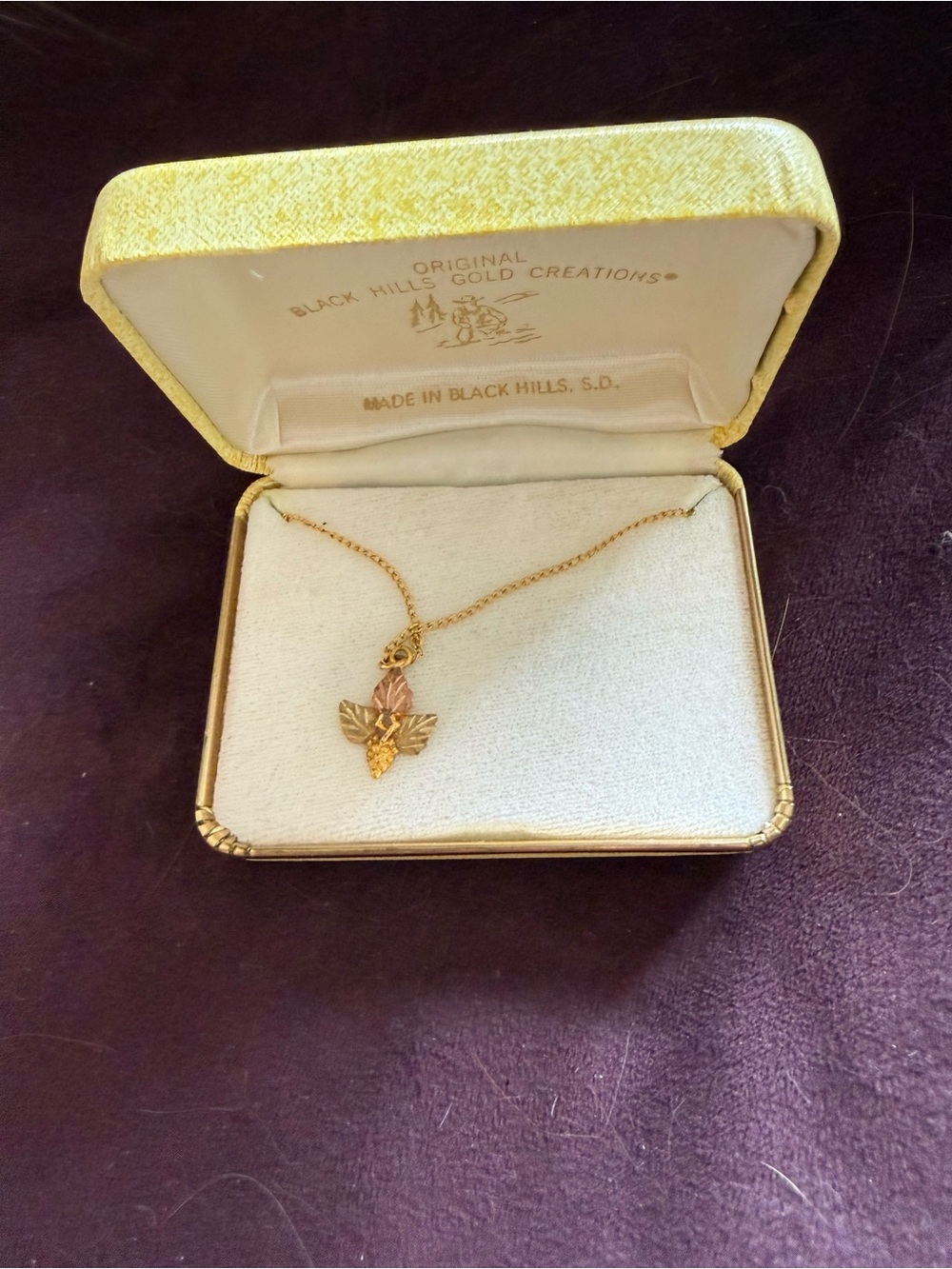 Black Hills 10kt Gold Tri-Tone Grape Leaf Pendant Necklace - Gold